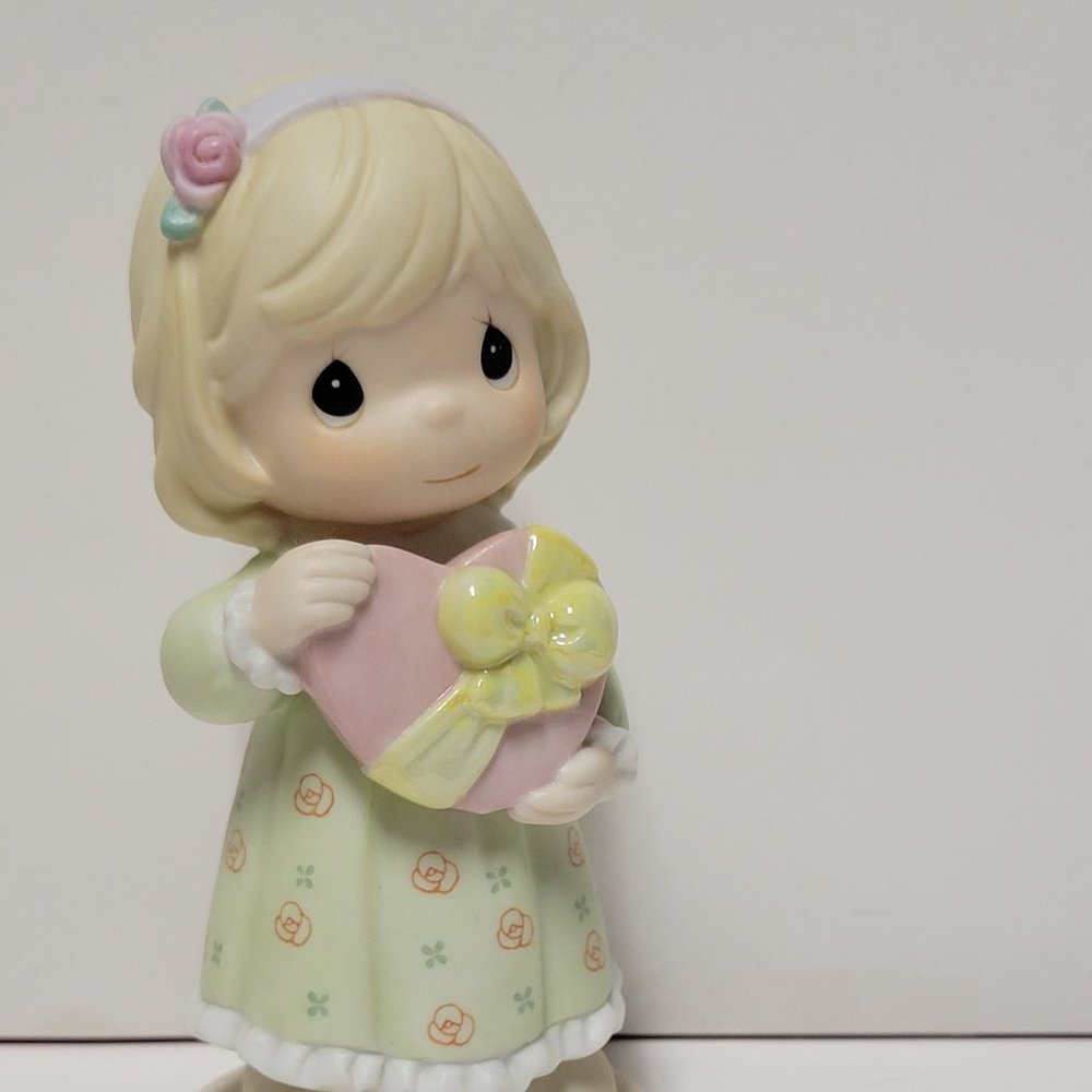 Precious Moments Figurine "I Give You My Heart".